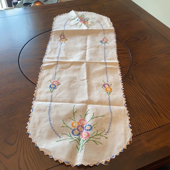 Vintage hand embroidered table runner - Picture 2 of 6
